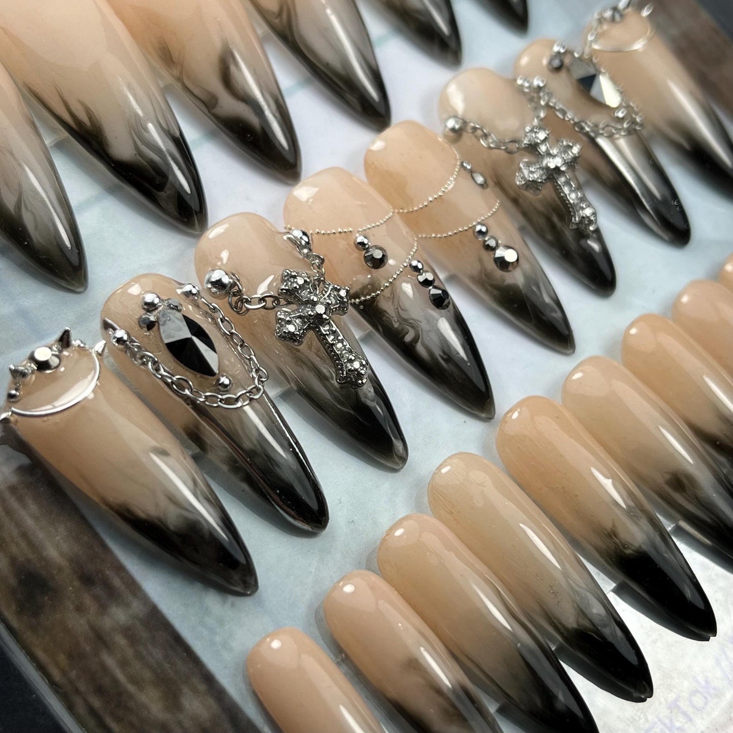 Gothic Bridal Thermal Press-On Nails – White to Black Smoke Effect (24pcs)